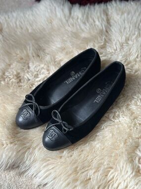 CHANEL Black Leather Cap-Toe Bow Ballet Flats